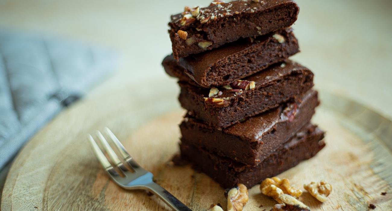 Smeuïge gezondere chocolade brownies met noten